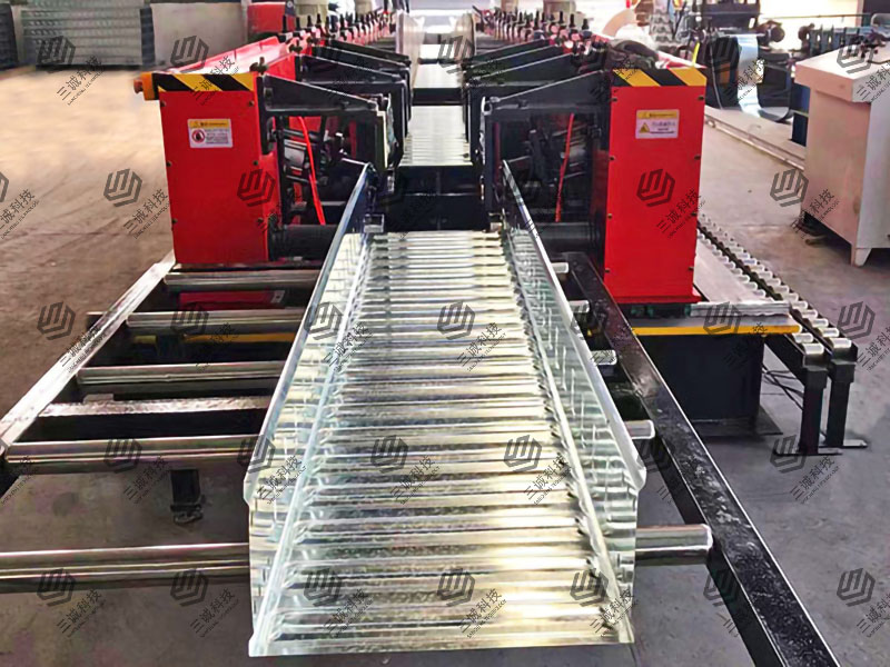 模壓電纜橋架生產線